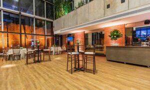 Suelo de madera natural en negocios de hostelería en Sabadell