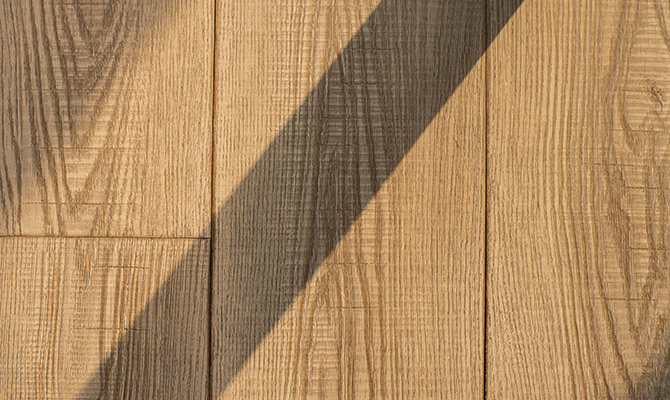 Instalación de tarimas de madera natural.